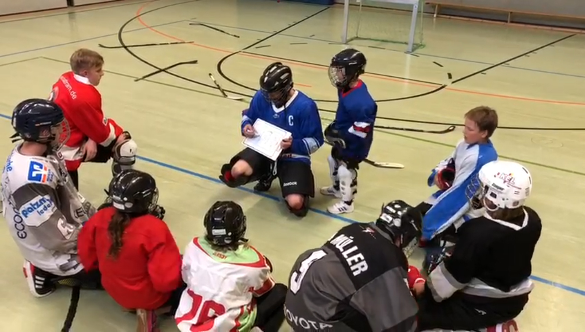 Trainingsgruppe in einer Warsteiner Sporthalle